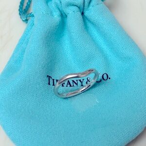 TiFFANY & CO 💕 ELSA PERETTi PLATiNUM CURVED RiNG SiZE: 4.75 - 2 MM - PiNKY RiNG